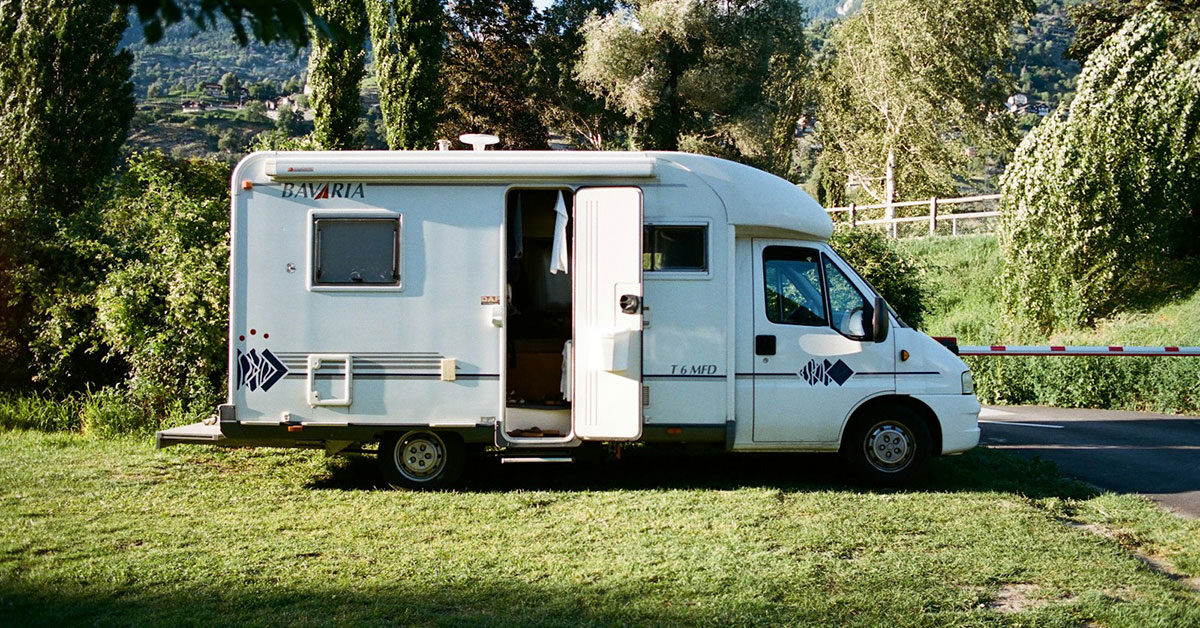 Autocaravanas de distintos tamaños estacionadas en fila