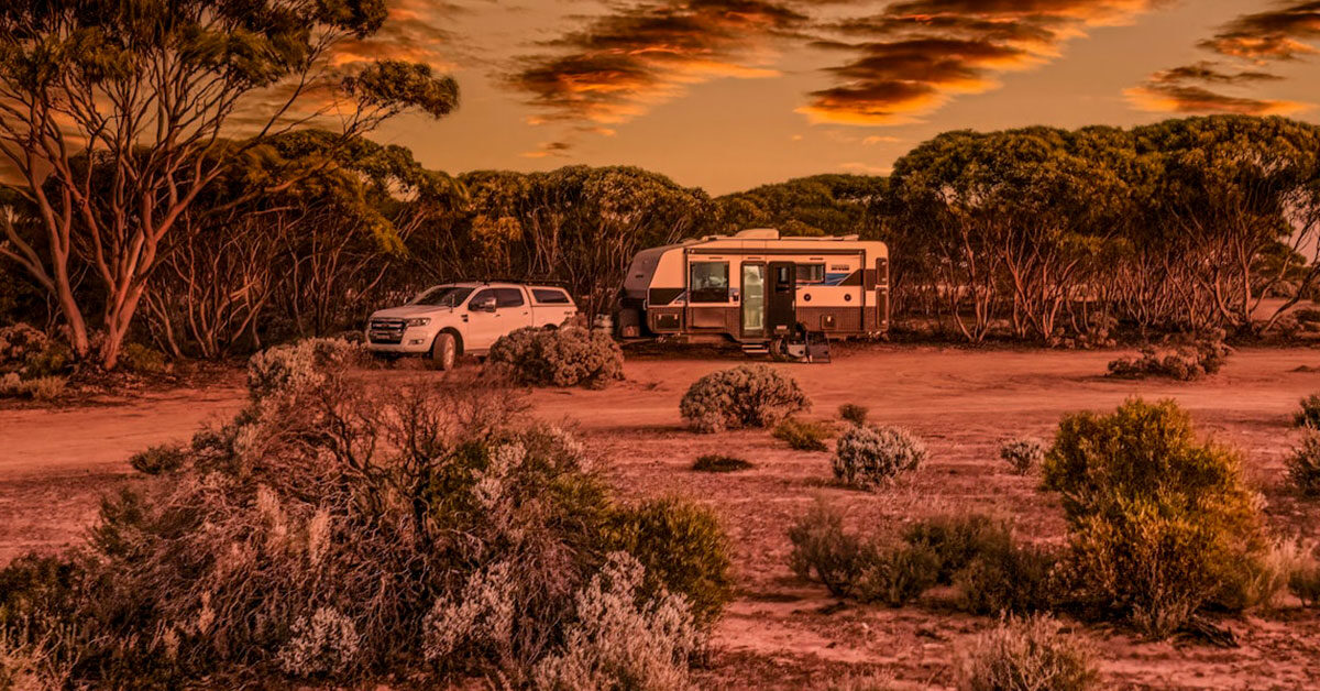 Varias caravanas montadas en las parcelas de un camping