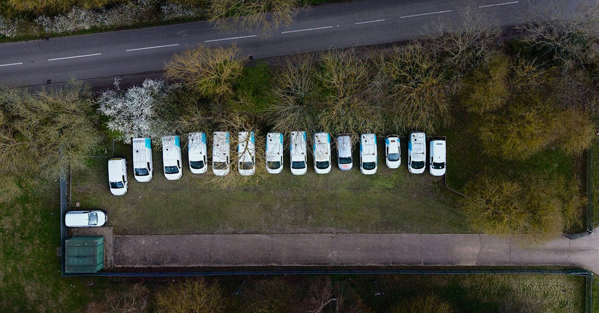 Varias furgonetas camper estacionadas en las plazas de un parking vigilado