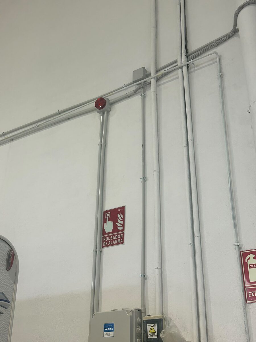 Pulsador de alarma, sirena y sistema de videovigilancia en la nave del parking