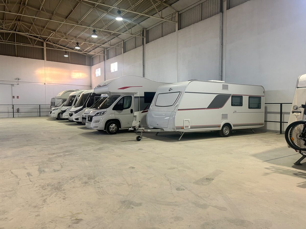Fila de autocaravanas y una caravana en el parking interior de Silla