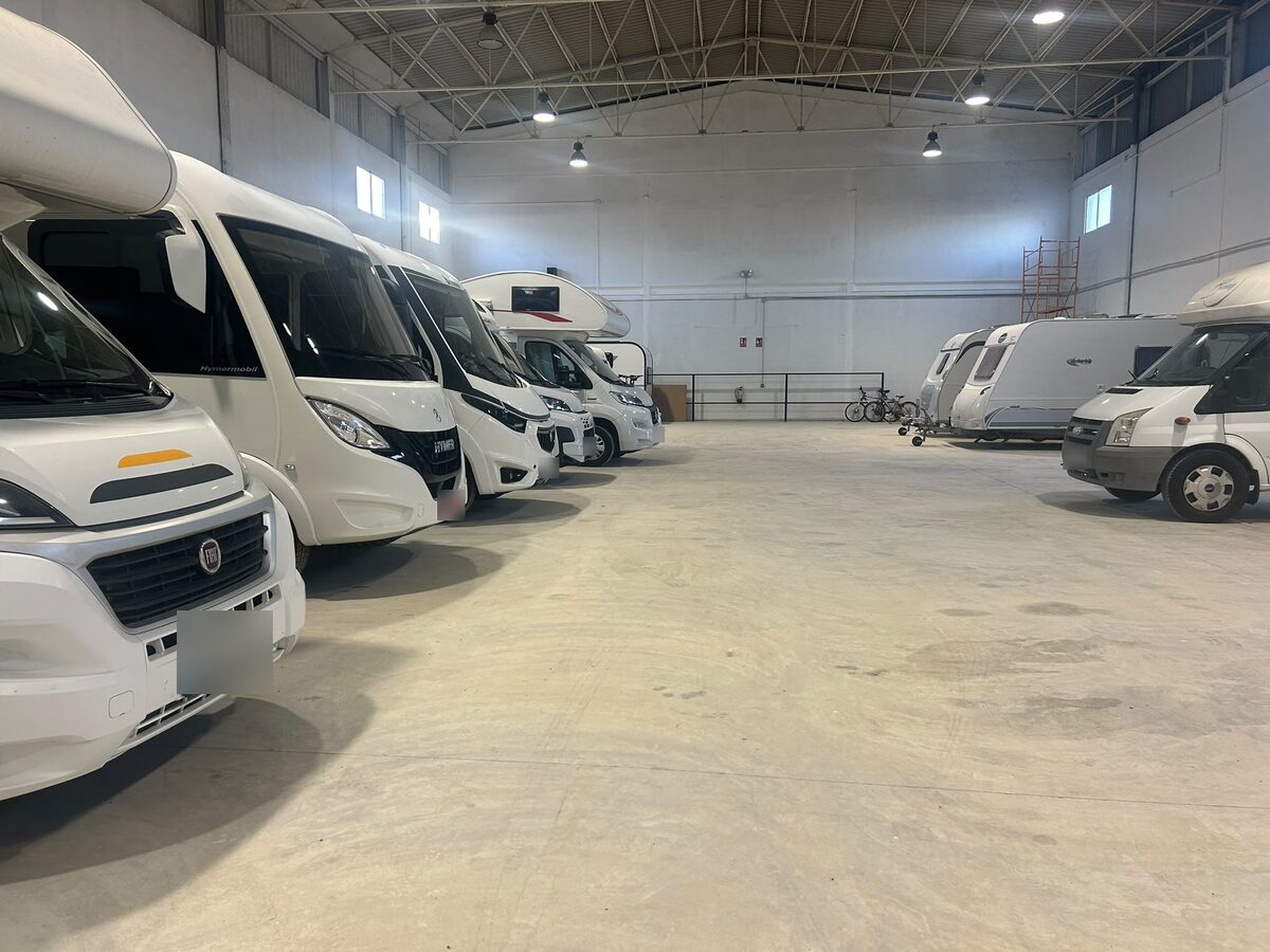 Autocaravanas y caravanas guardadas en la nave cubierta del parking de Silla