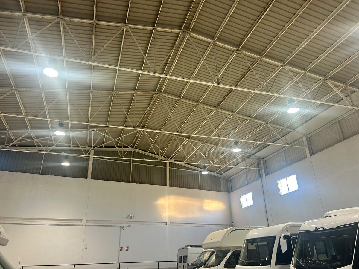 Cubierta metálica e iluminación de la nave del parking de caravanas