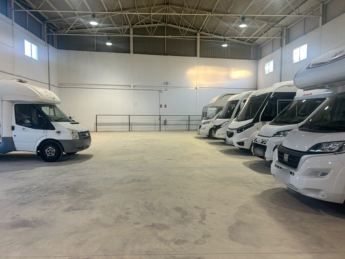 Nave interior cerrada con autocaravanas aparcadas en el parking de Silla