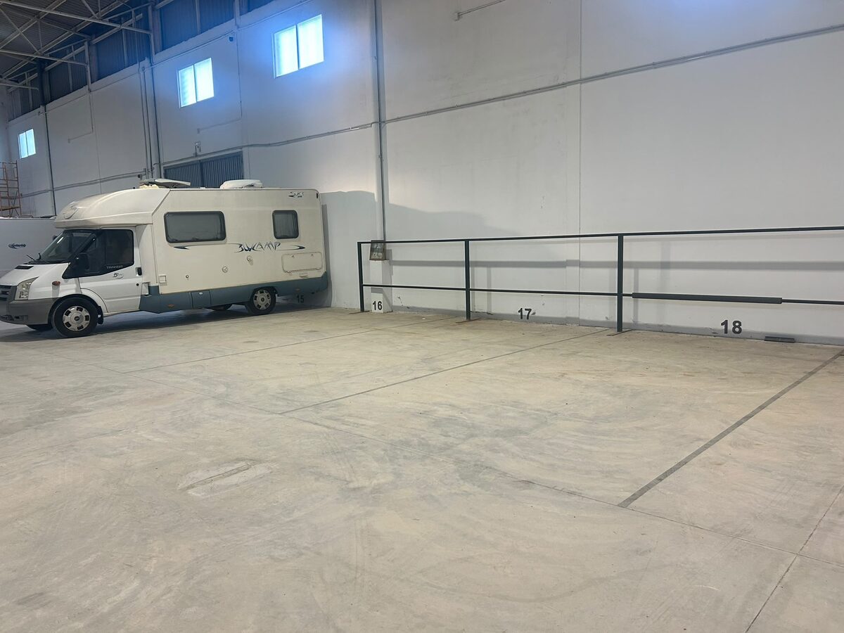 Autocaravana aparcada junto a plazas libres en el parking cubierto de Silla
