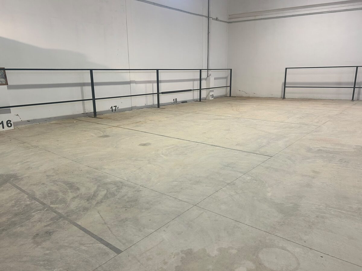 Plazas libres de más de 320 cm de ancho en la nave interior del parking
