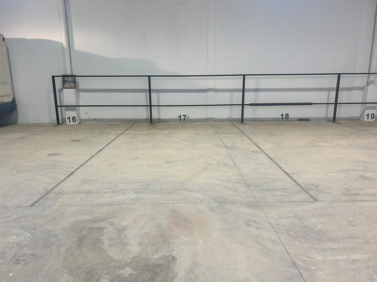 Plazas interiores numeradas y delimitadas en la nave del parking de Silla