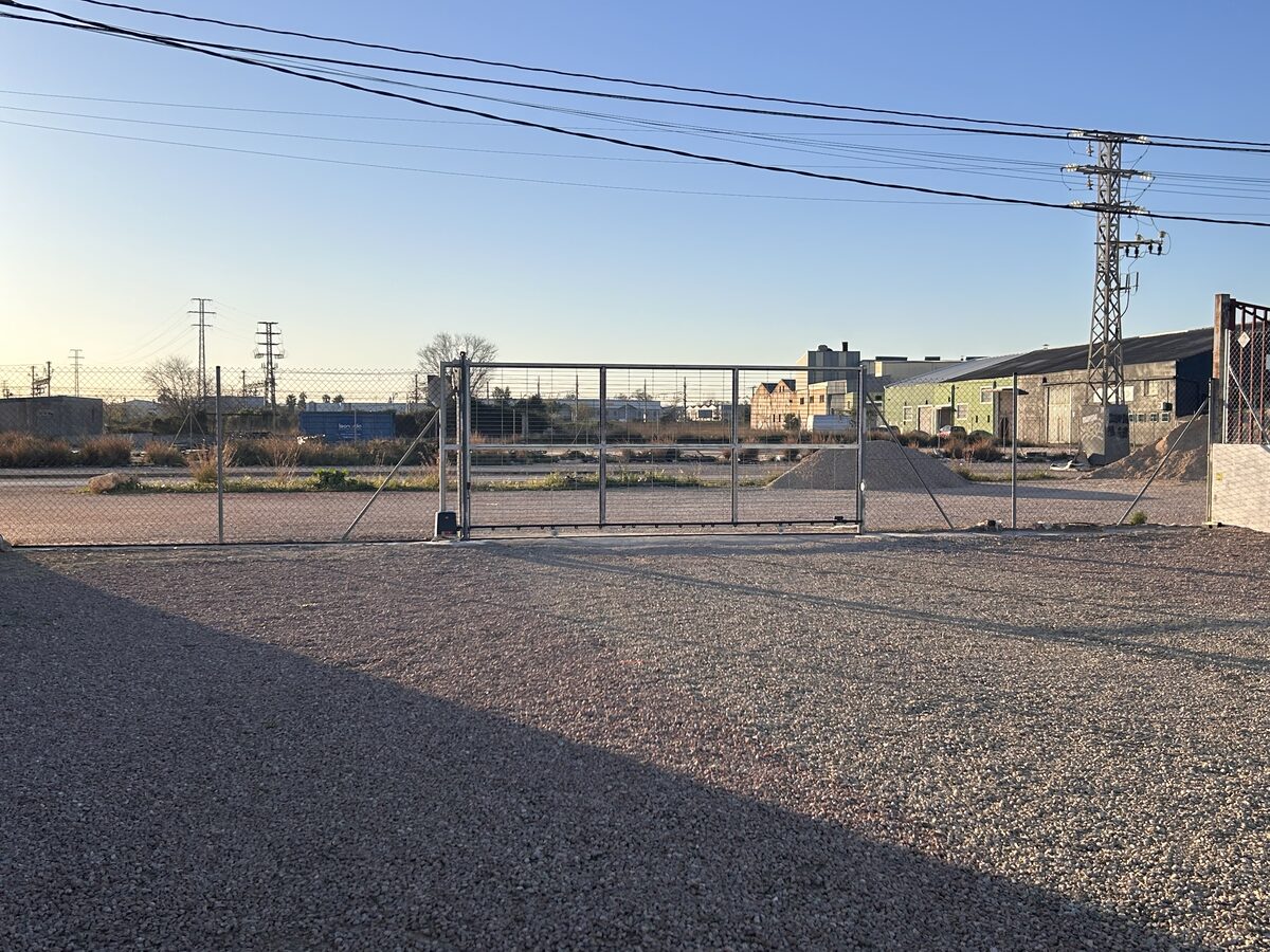 Puerta de acceso automático al recinto vallado del parking en Silla