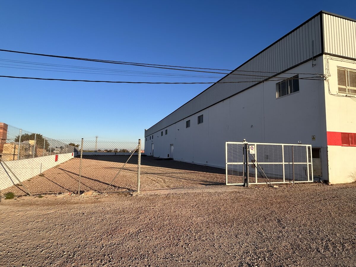Recinto cerrado y vallado del parking de caravanas en Silla, Valencia