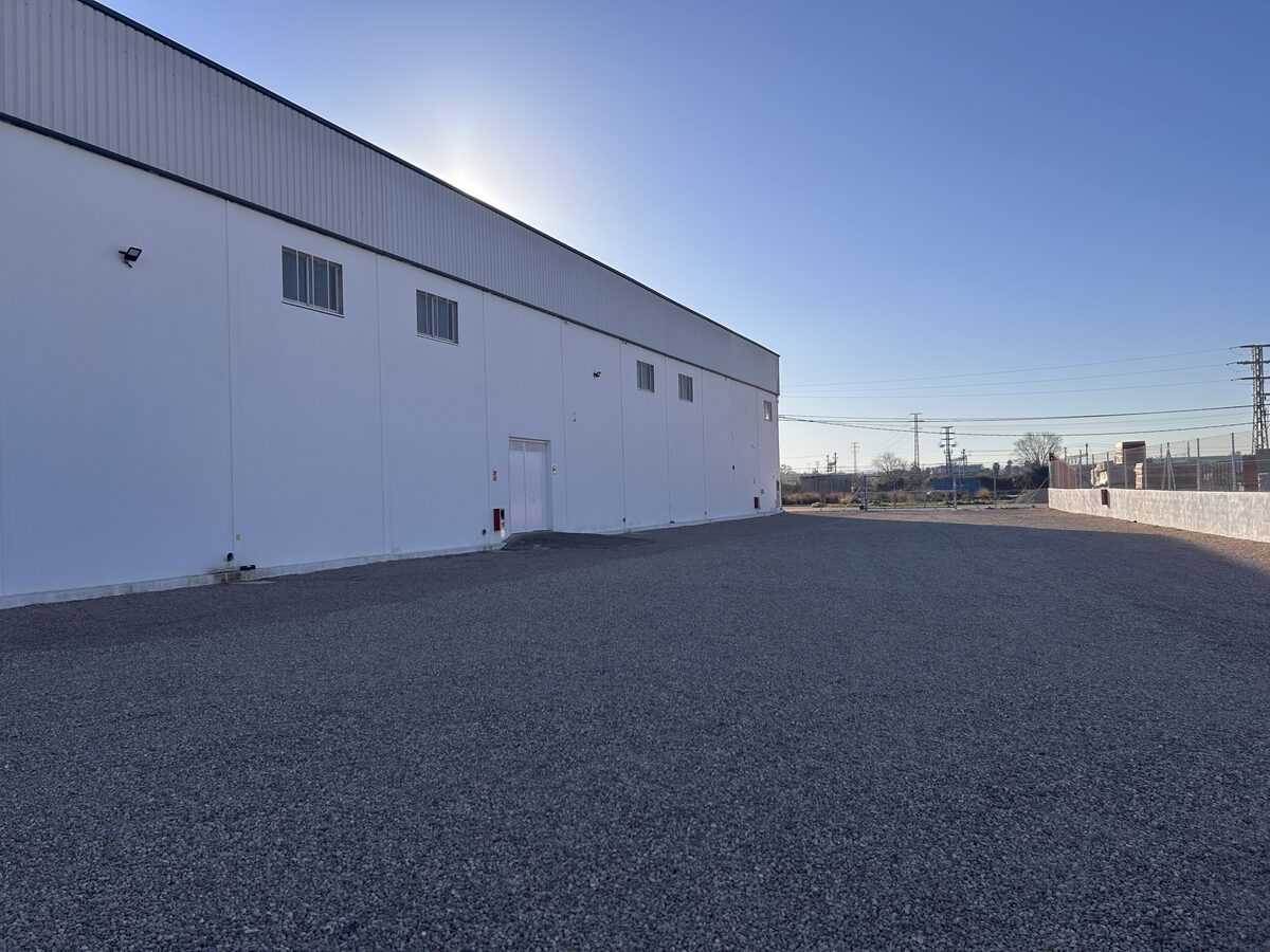 Cámara de videovigilancia CCTV en parking de caravanas en Silla, Valencia