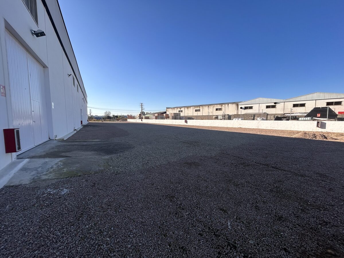 Zona amplia de aparcamiento con grava en Parking Caravanas Silla, Valencia